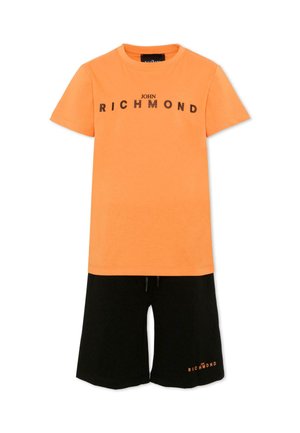 Maglietta arancione a maniche corte con scritta "John Richmond" abbinata a pantaloncini neri con coulisse e piccolo logo abbinato sulla gamba sinistra.
