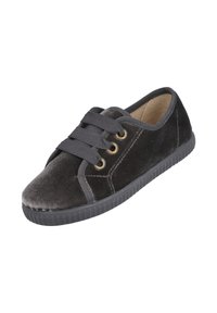 Zapatilla casual de terciopelo negro con cordones gruesos negros, tres ojales de metal a cada lado y una suela de goma texturizada.