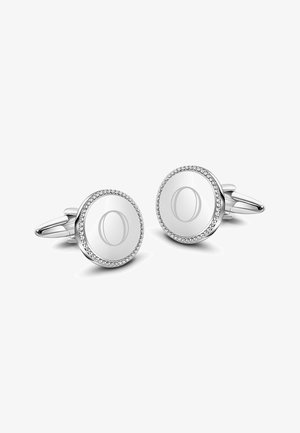 Srebrne spinki do mankietów o okrągłym wzorze, ozdobione małymi klejnotami wokół krawędzi, z wygrawerowaną literą "O" na gładkiej powierzchni.