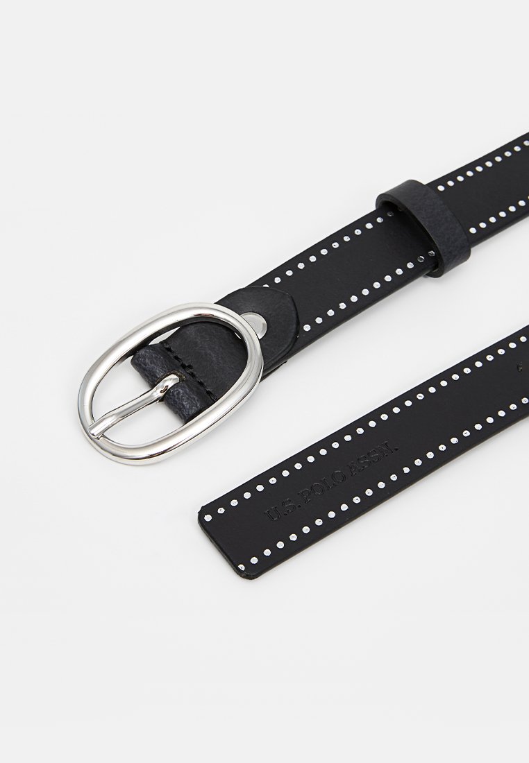 Cinturón de cuero negro con hebilla de metal plateada, detalles de tachuelas a lo largo de los bordes y marca en relieve en la correa.