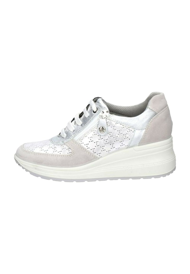 Scarpa sportiva con tomaia sintetica bianca e argento, dettagli in suede grigio, decorazioni perforate, lacci bianchi e una suola spessa e robusta.