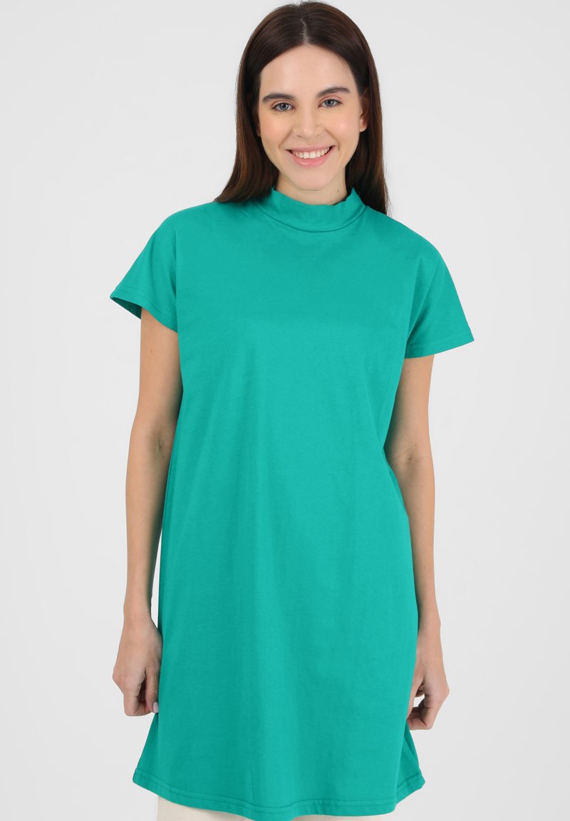 Abito t-shirt in cotone turchese con maniche corte, scollatura alta e vestibilità comoda, caratterizzato da una texture liscia e un orlo al di sotto dell'anca.