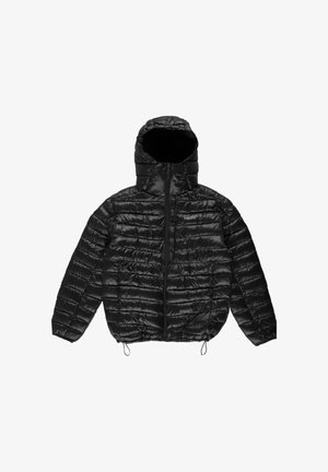 Czarna pikowana kurtka puchowa z zamkiem z przodu, wysokim kołnierzem i elastycznymi ściągaczami na dole. Materiał ma błyszczące wykończenie i pikowany wzór.