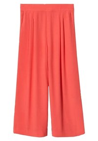 Koraalkleurige broek met wijde pijpen en een gladde textuur, voorzien van plooien aan de voorkant en zijzakken. De tailleband is plat en elastisch-vrij voor extra comfort.