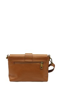 Sac en cuir brun à porter en travers, surface texturée, forme rectangulaire, fermeture par rabat avec une poche zippée et une bandoulière réglable.