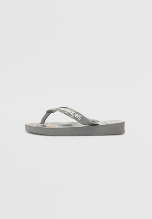 Šedé žabky s texturovaným páskem a vzorovanou stélkou; vyrobené z gumy, s pohodlnou podrážkou a nenápadným detailem loga.