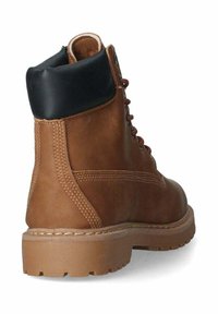 Stivale in pelle marrone con collo imbottito nero, punta tonda e suola in gomma texture. Presenta dettagli cuciti e chiusura con lacci.