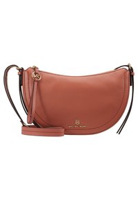 Michael Kors læder crossbody taske i blød lyserød farve med guld-tonet logo, buet silhuet, justerbar rem og struktureret overflade.