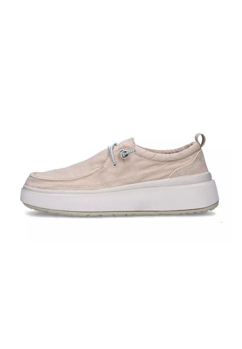 Scarpa slip-on in tela beige con suola in gomma bianca. Presenta una punta arrotondata, una finitura testurizzata e lacci in azzurro chiaro.