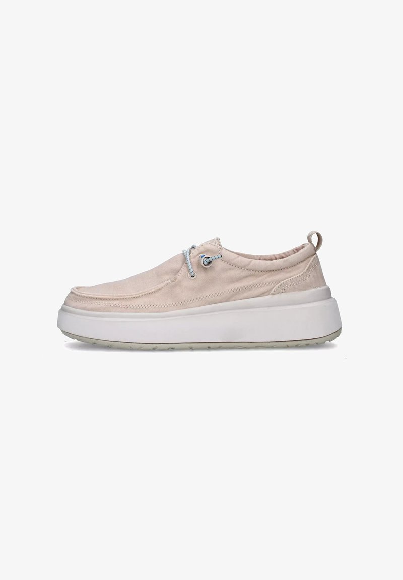 Scarpa slip-on in tela beige con suola in gomma bianca. Presenta una punta arrotondata, una finitura testurizzata e lacci in azzurro chiaro.