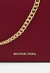 MICHAEL Michael Kors JET SET FLAP - Vakarsomiņa - deep red