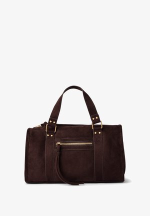Borsa in suede marrone con hardware dorato, tasca frontale con zip, doppie maniglie corte e forma rettangolare. Texture liscia con borchie decorative.