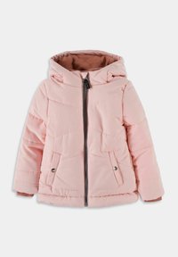 Różowa kurtka puchowa z kapturem, zapinana na zamek z przodu, posiada dwie boczne kieszenie oraz przeszywane panele. Materiał wydaje się gładki, z miękką podszewką.