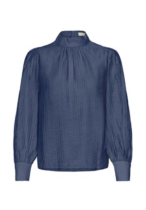 Marineblauwe blouse met lange mouwen, hoge nek, geraffineerde stofdetails en brede manchetten op een effen witte achtergrond.