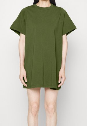 Robe t-shirt en coton oversize vert olive avec un col rond et des manches courtes, présentant une coupe droite et des fentes sur les côtés à l'ourlet.