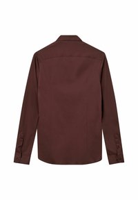 Cămașă lungă maro cu mâneci lungi, guler drept, spate cu cusătură și manșete cu nasturi. Textură netedă, design structurat cu cusături laterale.