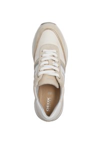 Sneaker bianco con dettagli in suede beige, punta tonda e strisce grigie. Presenta lacci bianchi e il marchio "GEOX RESPIRA" sulla soletta.