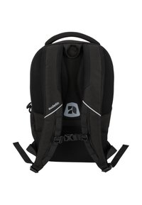 Zaino nero con spallacci in rete imbottita, dettagli riflettenti e maniglia superiore. Presenta spallacci regolabili e un design del logo minimalista.