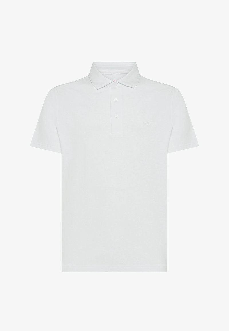 Polo shirt bianco in cotone con maniche corte, colletto classico e pattina con tre bottoni. Presenta un logo discreto sul petto.
