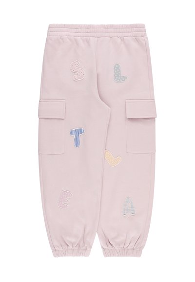 Pantaloni sportivi rosa con cintura elastica, orli a costine, due tasche laterali e varie lettere applicate in colori pastello e motivi.