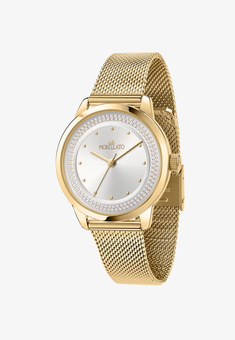 Orologio tondo in oro con quadrante argentato, cinturino in maglia e accenti di cristallo attorno al bezels. Presenta indici delle ore minimalisti e lancette dorate.