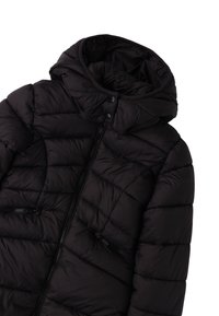 Chaqueta acolchada negra con capucha, que presenta un diseño acolchado, dos bolsillos laterales con cremallera y una textura suave.