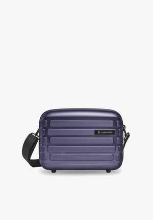 Kompakte, dunkelviolette, hartschalige Umhängetasche mit horizontalen Rillen, schwarzem, verstellbarem Tragegurt und dem Pactastic-Logo auf der Vorderseite.