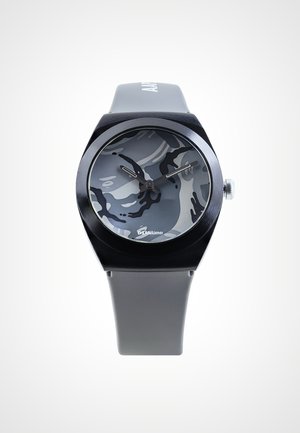 Orologio da polso nero con quadrante camouflage grigio, lancette delle ore e dei minuti argento, lancetta dei secondi nera e cinturino in silicone grigio.