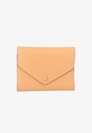 Portemonnee van leer met een tan textuur, voorzien van een envelopklep en een enkele drukknopsluiting, rechthoekige vorm, witte achtergrond.