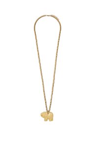 Naszyjnik z koralików w kolorze złotym, z małym zawieszką w kształcie słonia wyrzeźbioną z beżowego materiału, umieszczoną na białym tle.