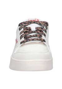Sneakers bianchi con una superficie in pelle liscia e una suola spessa bianca. I lacci con stampa leopardata aggiungono un dettaglio in contrasto. Vista frontale.