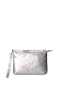 Clutch metallico argento realizzato in pelle testurizzata, dotato di chiusura con zip, tracolla e design geometrico piegato sulla parte anteriore.