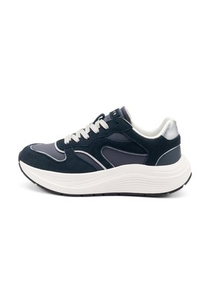 Baskets de sport bleu marine avec tige en daim et synthétique, semelle blanche rembourrée et accents texturés. Comprend un laçage à l'avant et un col rembourré.