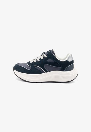 Granatowe sneakersy sportowe z zamszowym i syntetycznym wierzchem, białą, amortyzującą podeszwą oraz teksturowanymi akcentami. Posiadają sznurowany przód i wyściółkę w obszarze kostki.