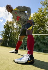 PHANTOM LUNA 2 PRO - Moulded stud football boots - white/black/metallic gold coin