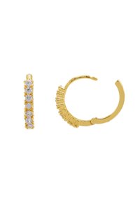 Goldene Creolen mit einem eleganten Design, wobei ein Ohrschmuck mit einer Reihe von sechs klaren Edelsteinen verziert ist und der andere eine strukturierte Kante hat.