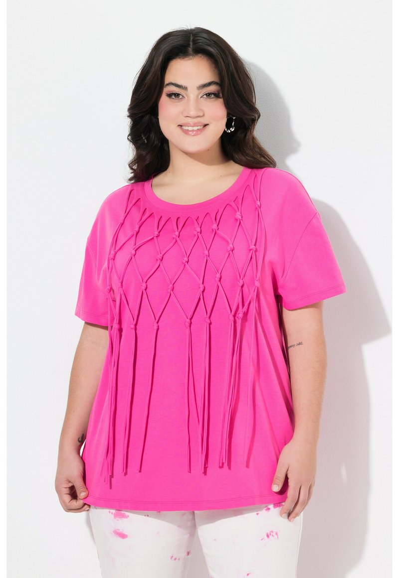 Camiseta de manga corta rosa con detalles tejidos y acentos anudados que cuelgan. Fabricada en material suave, con un corte relajado.