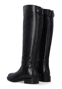 Czarne skórzane wysokie buty na kolano z gładkim wykończeniem, bocznymi zamkami błyskawicznymi i okrągłym akcentem metalowym blisko góry, charakteryzujące się płaskim obcasem.
