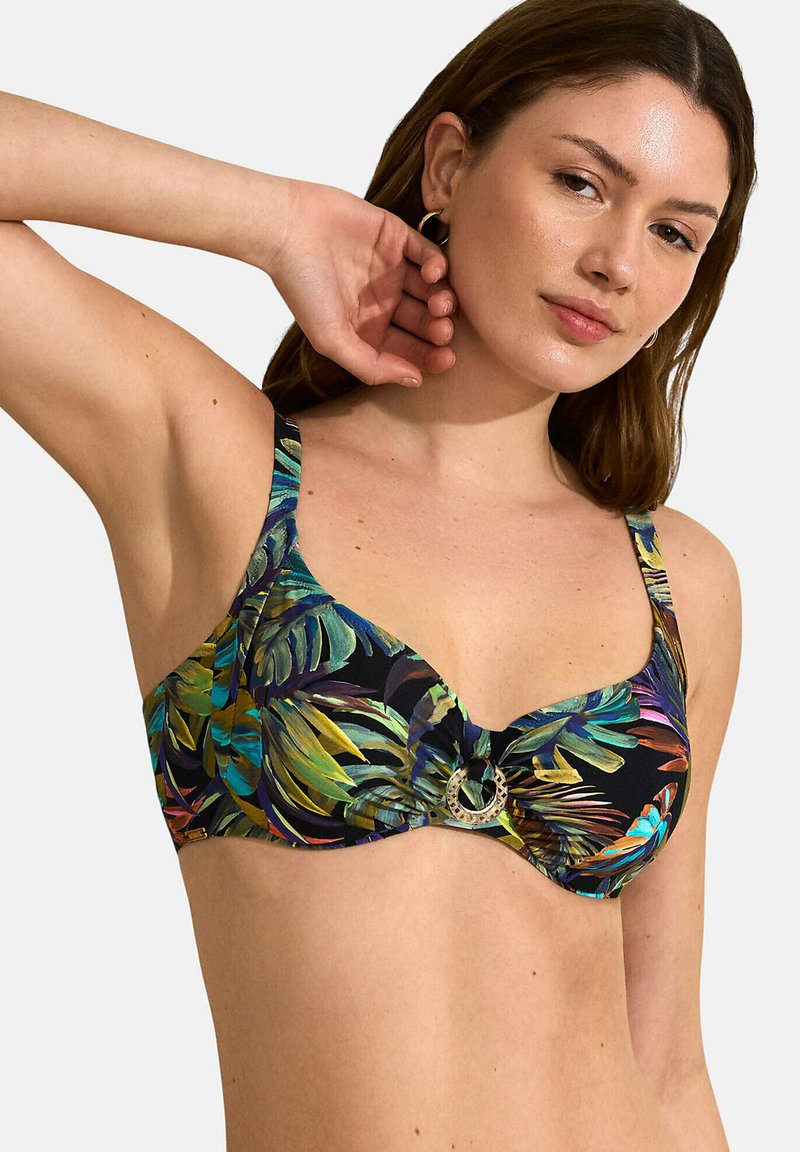 Bikini top met beugel, voorzien van een tropisch bladrandpatroon in groen, blauw en geel op een zwarte achtergrond; inclusief een decoratieve metalen accent in het midden.