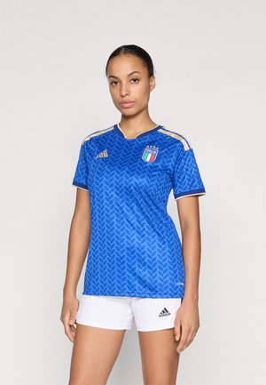 Italië nationaal team-shirt in blauw met een bladpatroon, gouden accenten, V-hals en teamlogo. Gecombineerd met witte shorts.