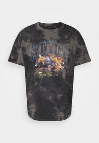 Černé tričko z bavlny s batikovaným vzorem, které má grafický potisk s plameny, modrý text "COUTURE" a "THE COUTURE CLUB" níže. Krátké rukávy.