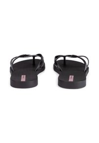 Schwarze Flip-Flops mit einem strukturierten Fußbett, dünnen Riemen verziert mit silbernen Akzenten und einem rosa Logo auf der Sohle.