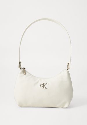 Petit sac à épaule blanc avec une bandoulière unique, une fermeture éclair argentée et un logo argenté "cK" au centre devant.