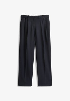 Pantalon de costume bleu marine en tissu tissé, avec une coupe droite, des plis à l'avant et des passants pour ceinture. Texture lisse sans motifs visibles.