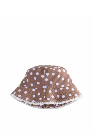 Brązowy kapelusz typu bucket z białymi groszkami i postrzępionymi krawędziami na białym tle.