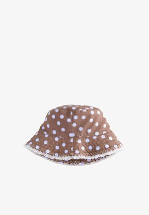 Barna vödörkalap fehér pöttyökkel és rojtos széllel, fehér háttéren.