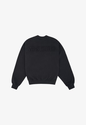 Sweat-shirt noir à manches longues avec poignets et ourlet côtelés, comportant un texte noir en relief « WRSTBHVR » sur le haut du dos.