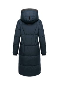 Duga, tamnoplava prošivena jakna koja ima prostranu kapuljaču, rebraste manžetne i kviltani dizajn s horizontalnim šavovima. Glatka tekstura i praktična dužina.