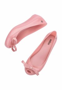 Ballet flats rosa e lucidi, realizzati in gomma. Presentano una punta tonda con un dettaglio a fiocco e un design con punta aperta. Texture liscia e leggero.