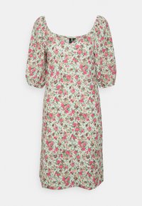Vestuário floral com decote quadrado, mangas bufantes e um fundo branco suave. Apresenta padrões florais em rosa, vermelho e verde por todo o tecido.